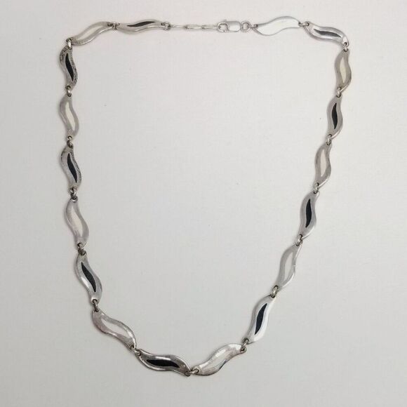 Vintage Sterling Silver Black and White Enamel Wavy Link Chain Necklace 16 Inch - Picture 2 of 9